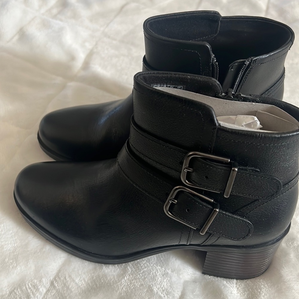 NIB Clark’s black leather ankle boots size 7
